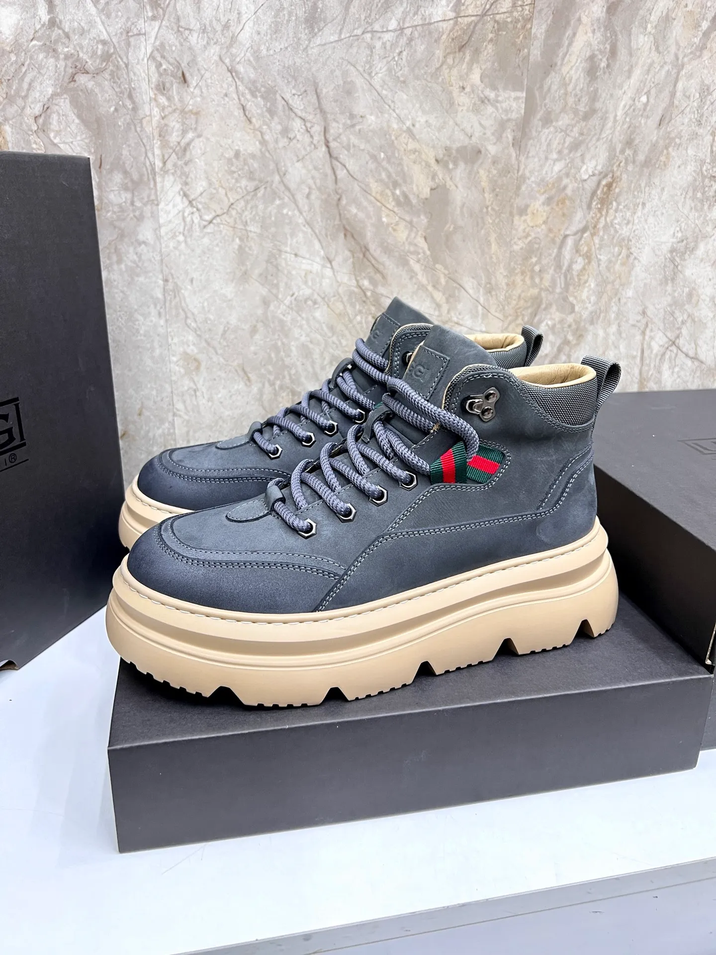 💰700 new UGG fur-integrated men's simple and fashionable snow shoes. The most worth buying at the end of this year are warm casual shoes. Whether you are out and about at home, their comfortable and warm performance will be your most suitable fashion companion! The material is cowhide upper and imported wool is used inside. Two layers of cowhide for warmth and comfort! The eva+ rubber patch outsole is cushioned, non-slip and wear-resistant, and has good elasticity. It is light and wear-resistant, comfortable and soft, and the new simple cut is more fashionable. It has both practicality and fashion sense, so you no longer have to worry about how to match it in winter, while still maintaining your fashionable taste. High-quality genuine wool produced in Dongguan. The material depends on the details! Size: 39-40-41-42-43-44